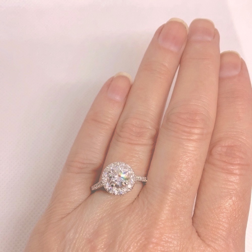 NWT Beautiful Shining Simulated Diamond Silvertone ring J-49